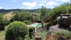 La piscine et la vallée au Gîte de la Viguerie - 12320 Pruines